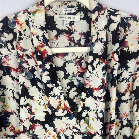 Rose & Olive Black & Cream Floral Buttoned Blouse with Notched Collar Size Large - Picture 7 of 11
